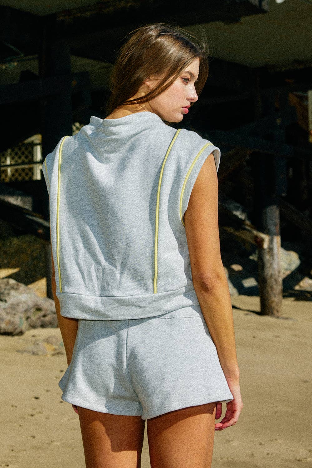 Mock-Neck Muscle Crop Tank Top